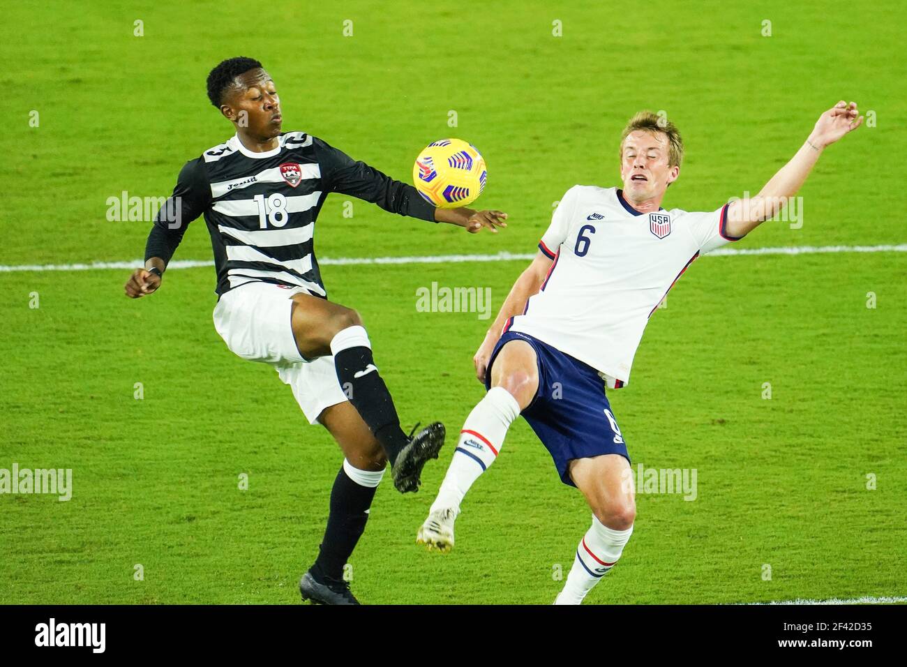 Orlando, Florida, USA, 31 gennaio 2021, il giocatore degli Stati Uniti Jackson Yueill n. 6 e il giocatore di Trinidad e Tobago Ajani Fortune n. 18 combattono per la palla durante un International friendly Match. (Foto: Marty Jean-Louis) Foto Stock