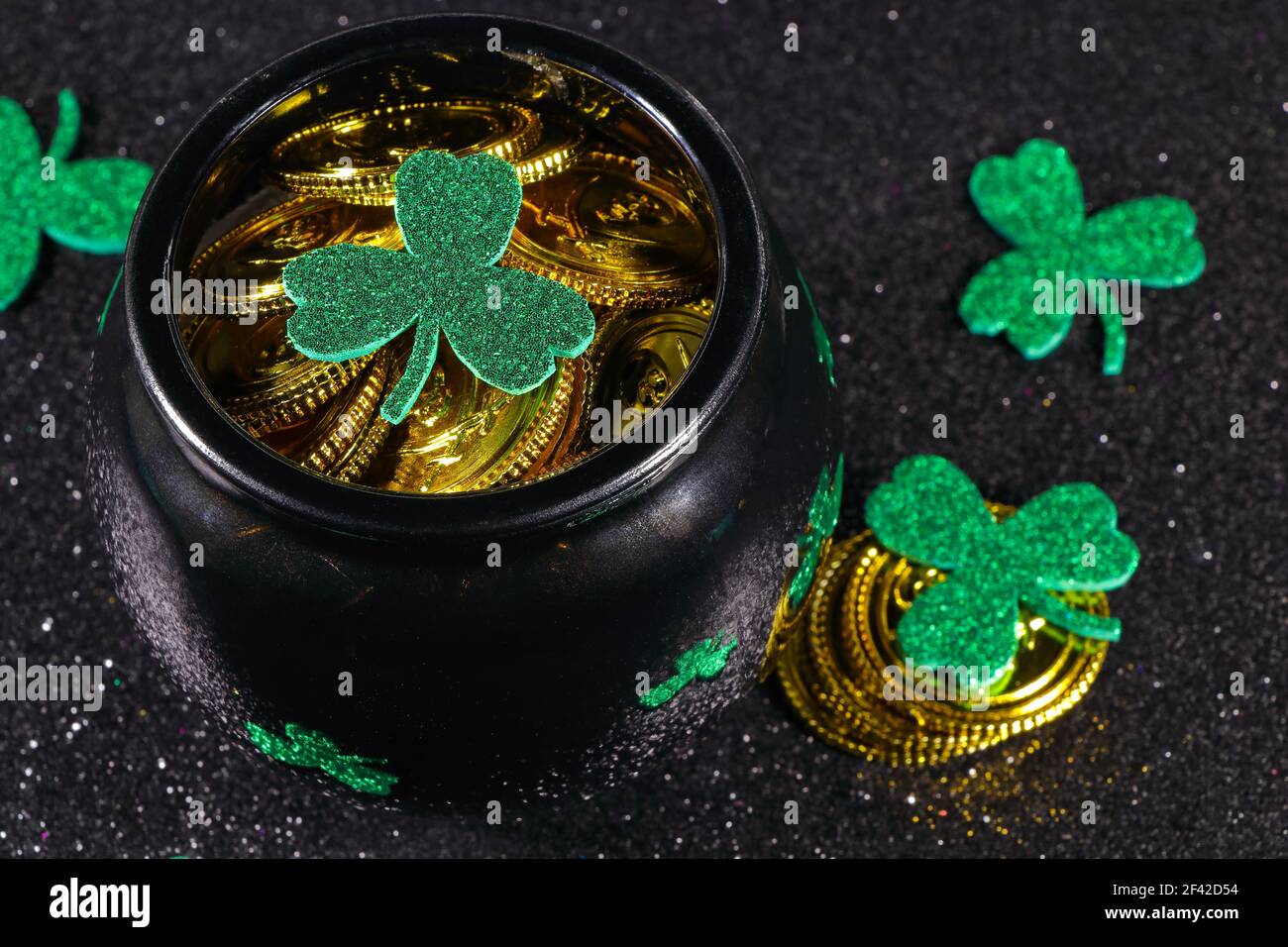 Moneta riempito Pot d'oro con Shamrocks Foto Stock