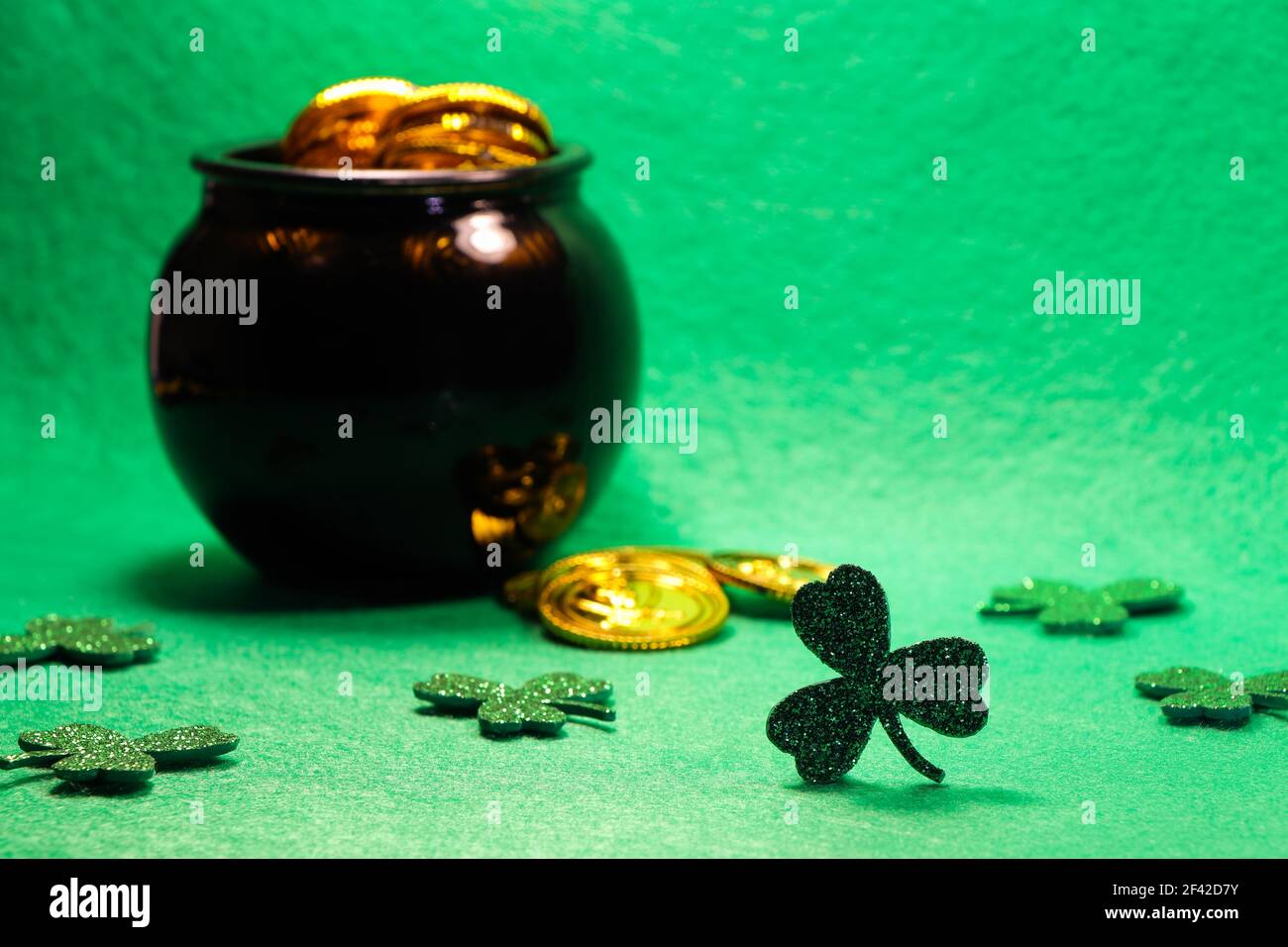 Trifogli Shamrock con vaso d'oro riempito di moneta Foto Stock