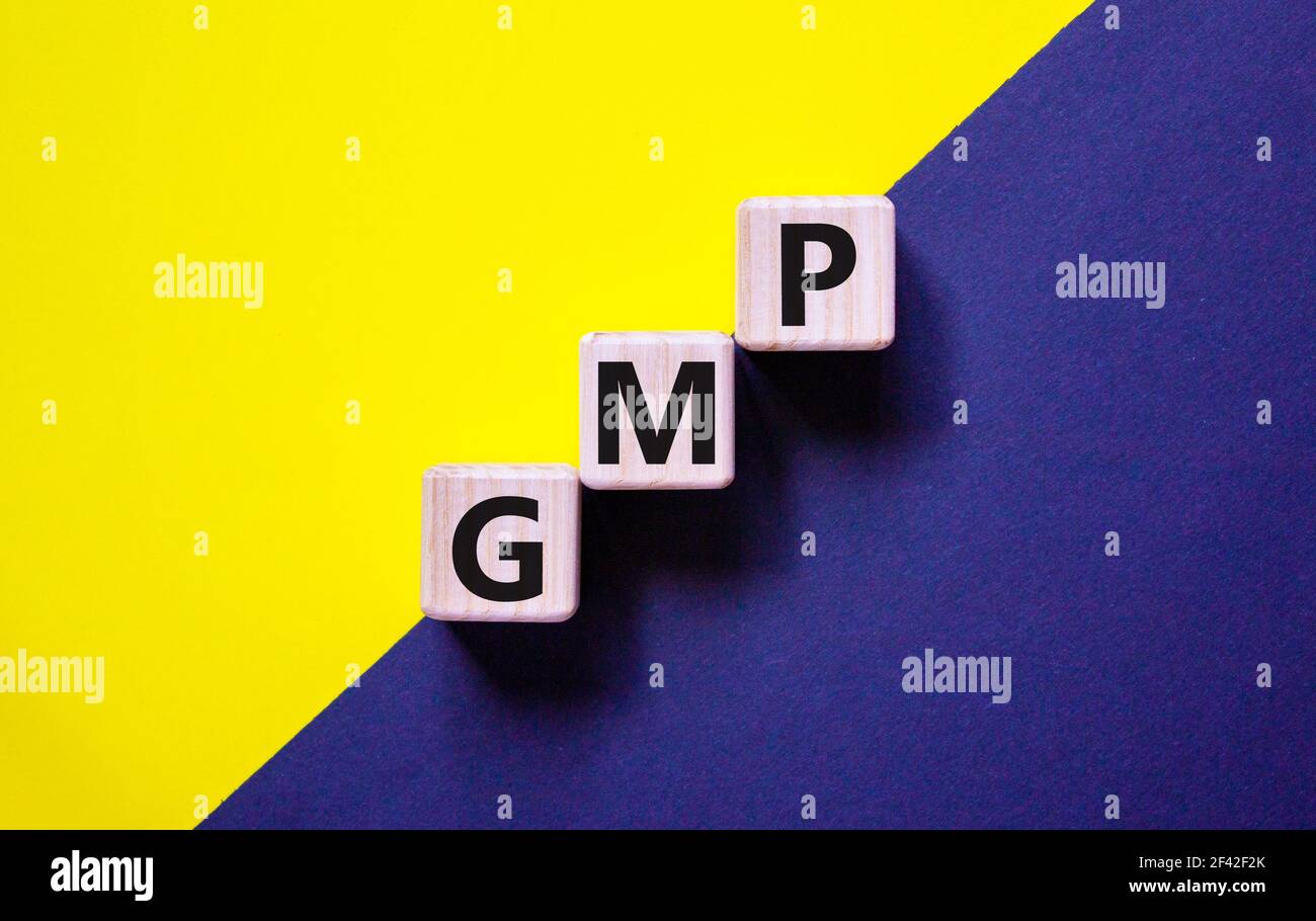 GMP, simbolo di buona pratica di fabbricazione. Concetto 'GMP, buona pratica di fabbricazione' su cubi su uno sfondo bello giallo e nero. Affari Foto Stock