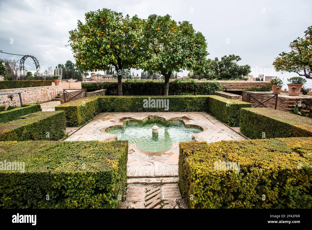 Giardino con fontana, la Alhambra, Granada Foto Stock