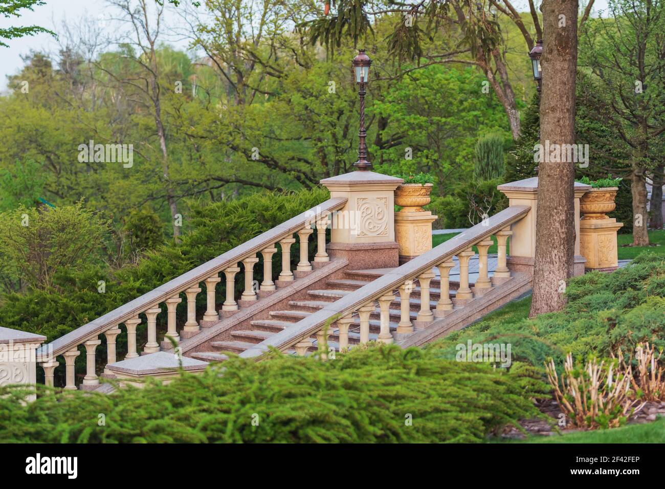 belle scale nel parco primaverile Foto Stock