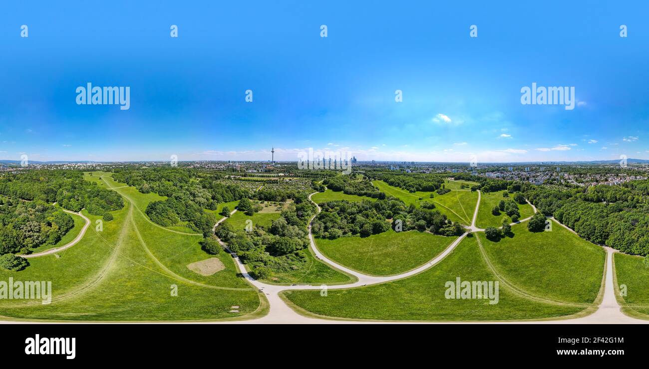 Bella vista aerea 360 Panorama sul centro finanziario europeo città Francoforte sul meno skyline del centro in primavera. Cielo blu, nuvole, alberi verdi. Assia Foto Stock