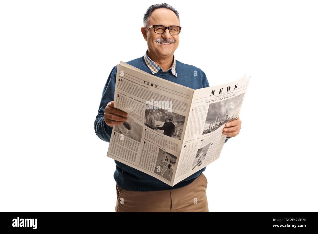 Uomo maturo allegro che tiene un giornale e sorridente isolato sopra sfondo bianco Foto Stock