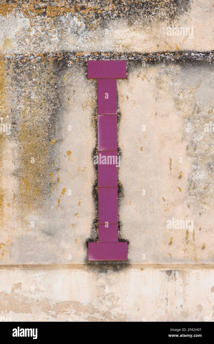 Lettera i(i) composta da tegole rosse di vino Foto Stock