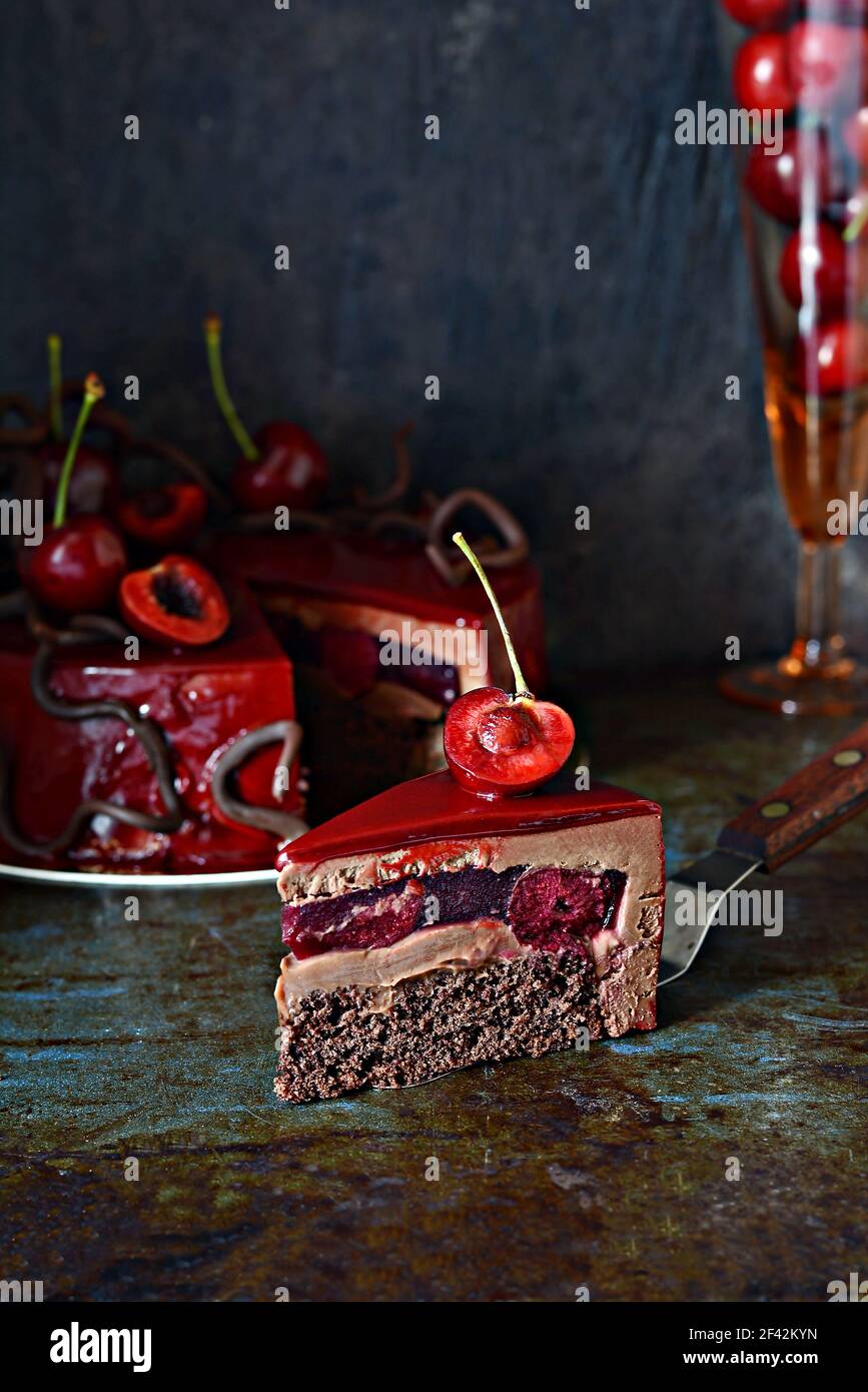 Torta al cioccolato in mousse della Foresta Nera con glassa a specchio rossa  e ciliegie fresche. Un dessert classico modernizzato Foto stock - Alamy