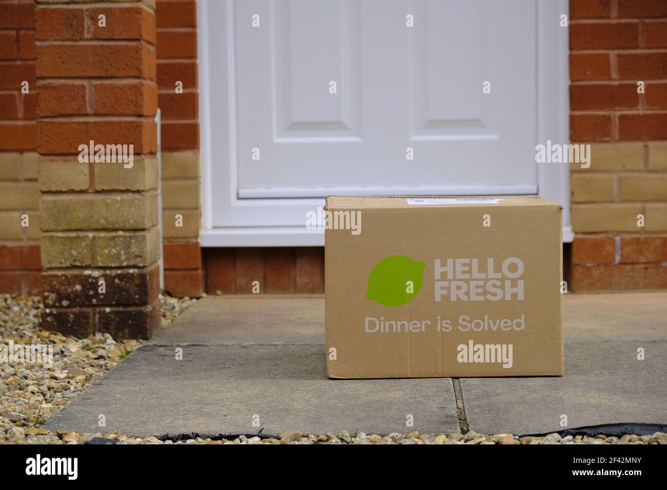 Exeter, UK-March 2021: Una scatola di consegna di cibo fresco di benvenuto davanti ad una porta a Exeter. Ciao fresco rifornisce gli abbonati con le scatole del kit di ricetta Foto Stock