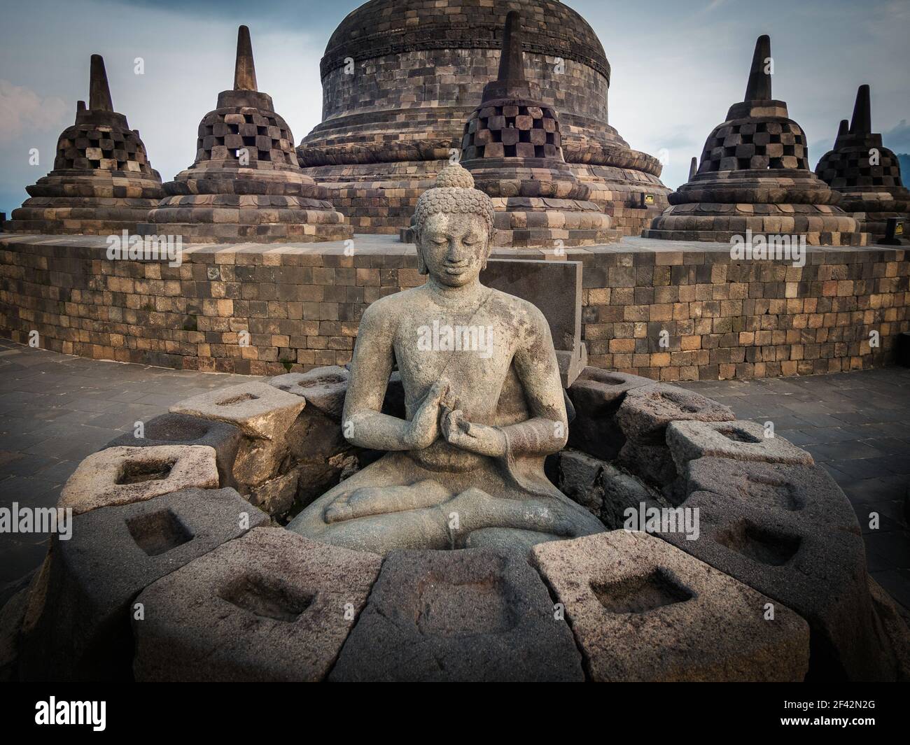 Antiche rovine di Borobudur, un tempio buddista Mahayana del IX secolo nella reggenza di Magelang vicino a Yogyakarta, nel centro di Giava, Indonesia. Foto Stock