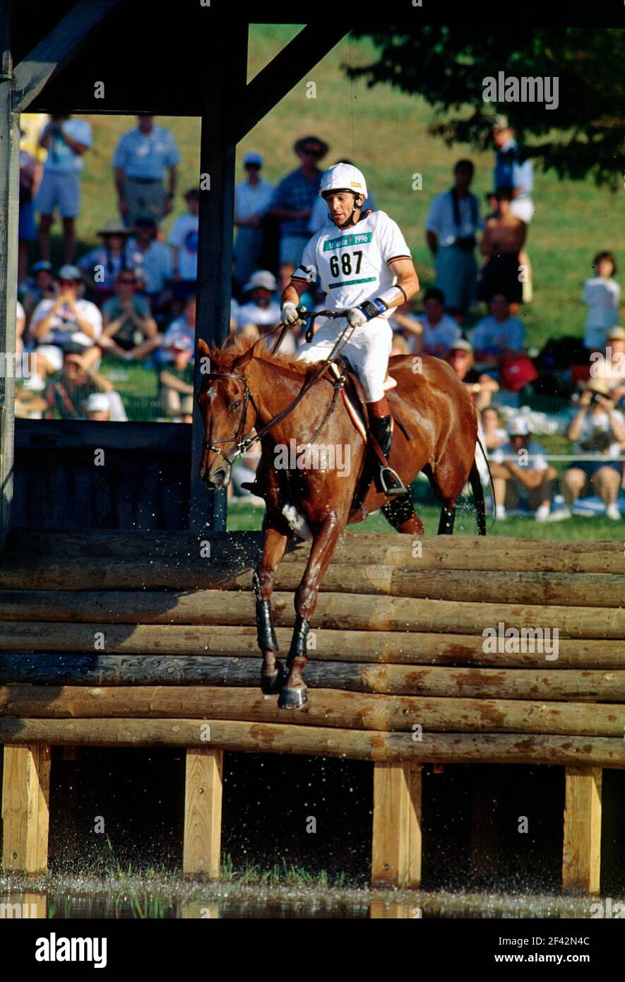 I Giochi olimpici di Atlanta del 1996, Luis Alvarez Cervera (ESP) a cavallo del Pico Nippur nel cross country Foto Stock