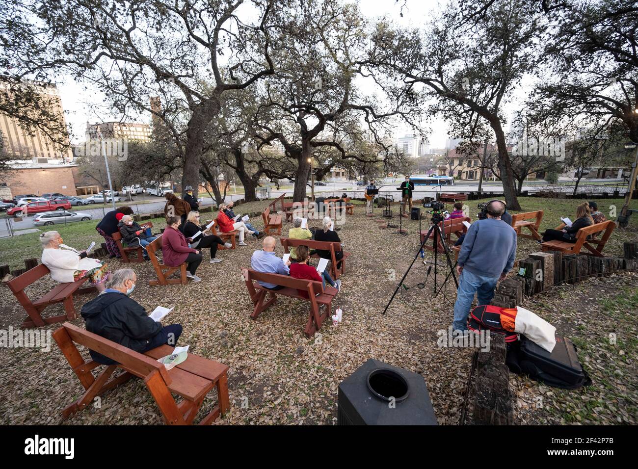 Austin, Texas USA 17 marzo 2021: I membri della congregazione della Chiesa luterana di San Martino celebrano la stagione della Quaresima con un servizio all'aperto della preghiera serale di Holden nel suo parco di culto dall'altra parte della strada rispetto al santuario del centro la chiesa sta lavorando per mitigare COVID-19 osservando i protocolli di salute come l'uso della maschera e la distanza sociale. Il servizio è stato trasmesso in live streaming sulla pagina Facebook della chiesa per consentire agli altri membri di guardarlo. ©Bob Daemmrich Foto Stock