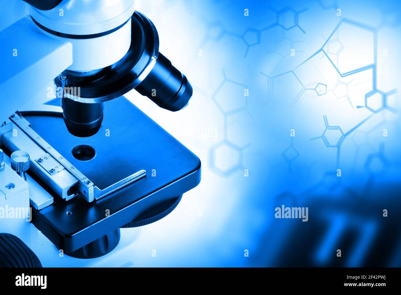 Microscopio di ricerca con molecola formula strutturale blu colorazione ricerca o. concetto scientifico Foto Stock