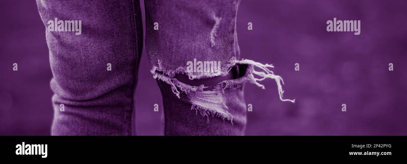 Jeans strappati deals sulle ginocchia