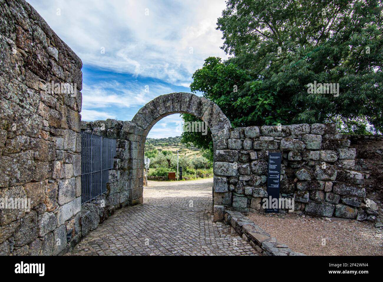 La porta sud per il villaggio storico di Idanha A. Velha in Portogallo Foto Stock