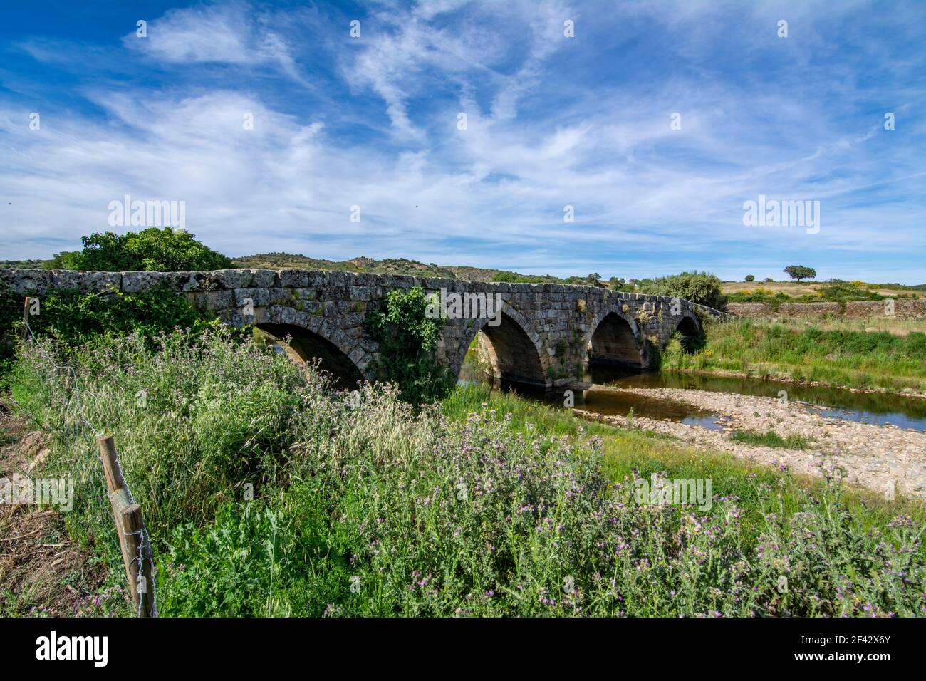 Vecchio ponte storico in pietra a Idanha a Velha, Portogallo Foto Stock