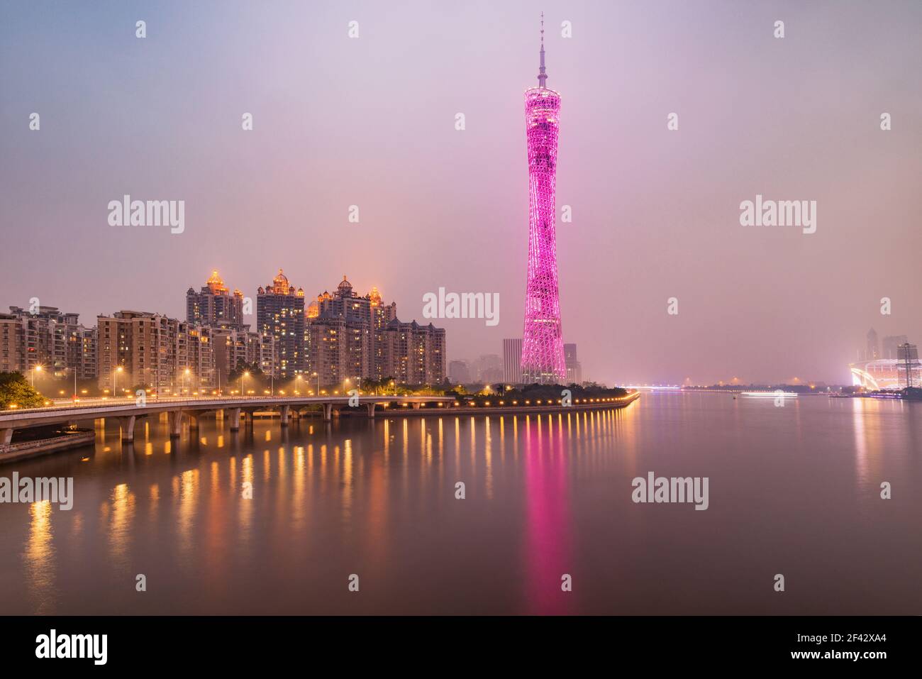 Guangzhou, Cina - 21 dicembre 2016: Vista serale della Canton Tower dal fiume Pearl. La torre è una torre di osservazione multiuso alta 604 metri (1,982 piedi) Foto Stock