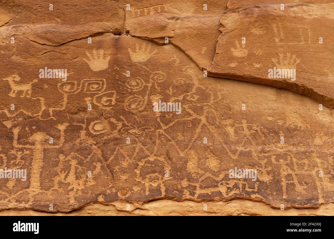 Disegni di Petroglifi su una parete rocciosa della civiltà Pueblo, parco nazionale di Mesa Verde, Colorado, Stati Uniti d'America (USA) Foto Stock