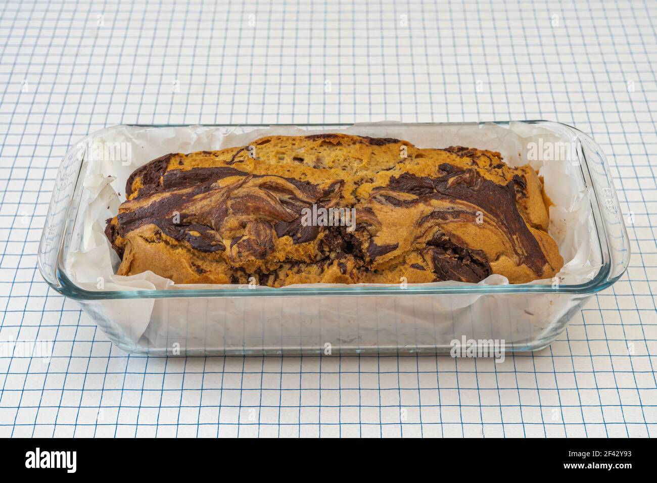 Parigi, Francia - 02 14 2021: Preparazione di una torta di cioccolato in marmo Foto Stock