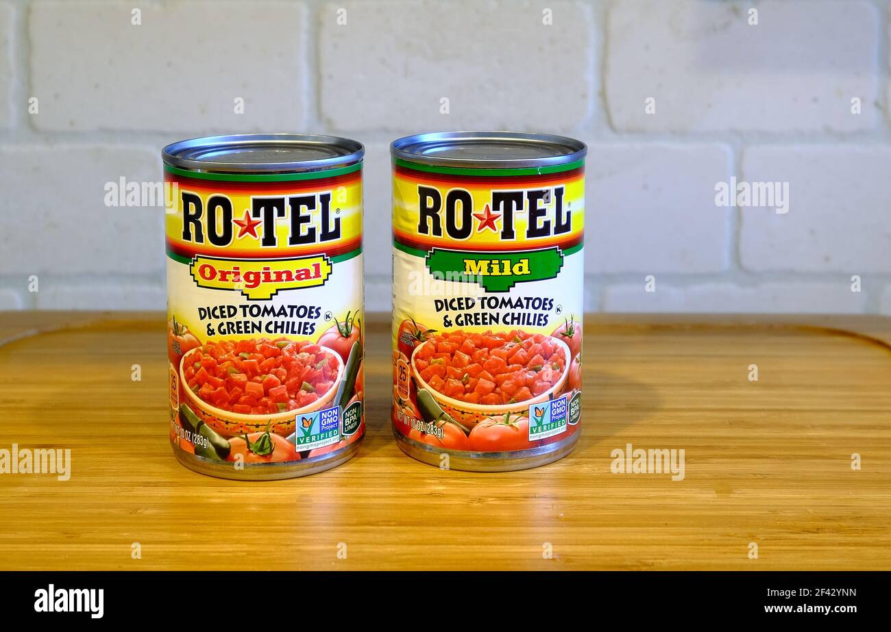 Due lattine di pomodori a dadini Ro-Tel e peperoncini verdi Foto Stock