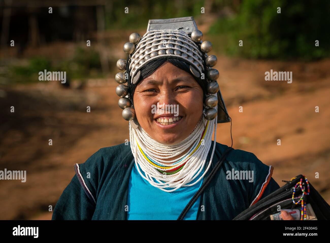 Ritratto di donna adulta sorridente della tribù Akha vicino a Kengtung, Myanmar Foto Stock