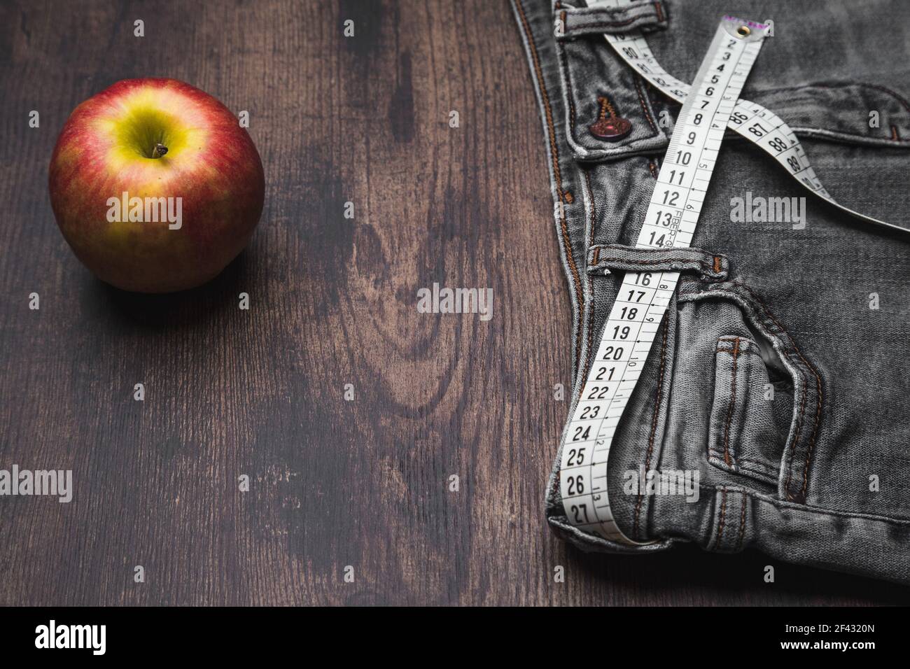 Jeans grigi con mela e cintura di misura Foto Stock