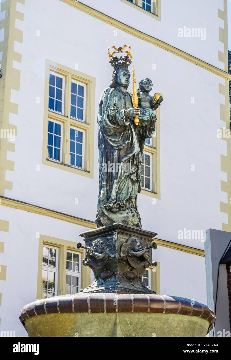 fontana con statua in bronzo di Santa Maria e bambino con corona e scettro e Orb al Gymnasium Theodorianum, Paderborn, Nord Reno-Westfalia, Germania Foto Stock