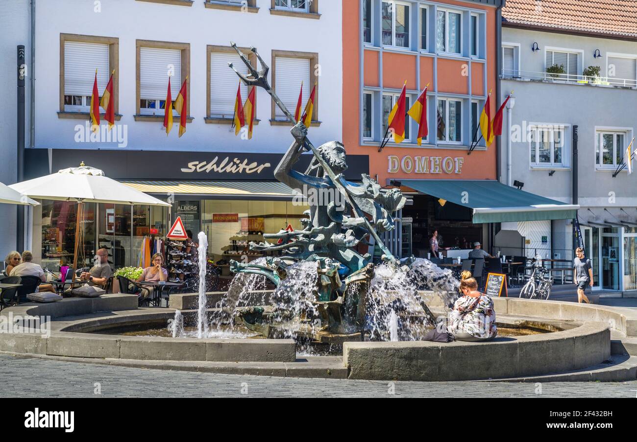 Fontana di Nettuno nella piazza del mercato di Paderborn, Nord Reno-Westfalia, Germania Foto Stock
