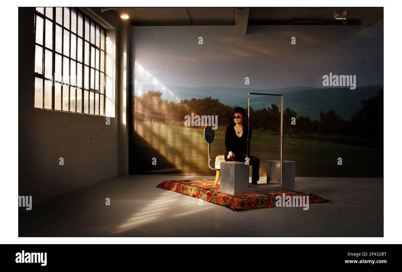 YOKO ONO:::Odyssey of A Cockroach l'ICA ha un progetto ofsite di Joko Ono che si tiene in una galleria di 3 piani a 14 Wharf Rd. N1 London. La mostra si svolge dal 5 febbraio al 7 marzo 2004.pic David Sandison 4/2/2004 Foto Stock