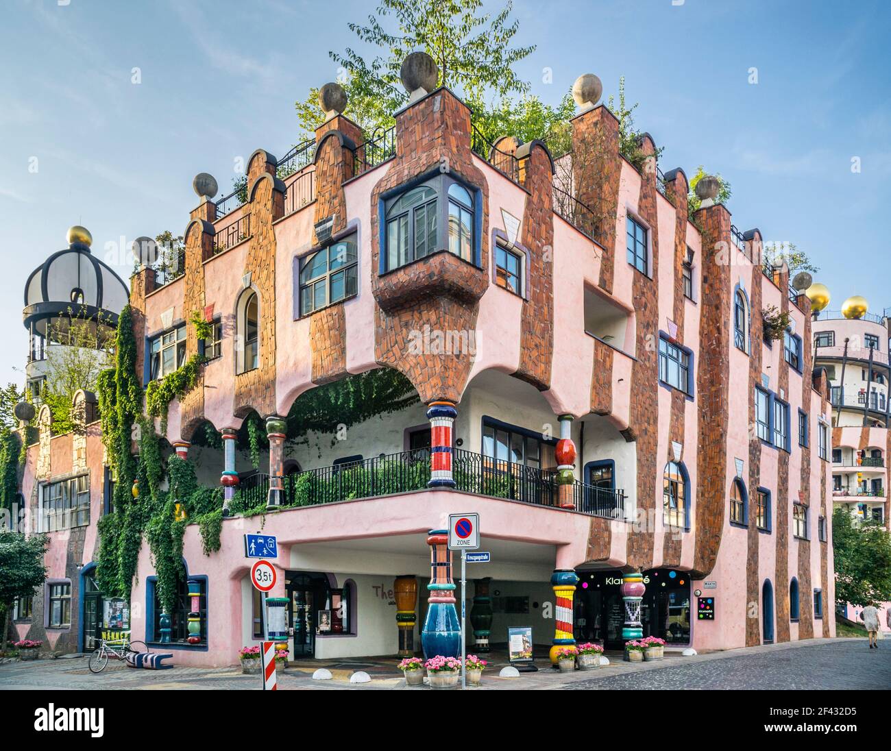 'Die Grüne Zitadelle' o la Cittadella Verde di Magdeburgo, un grande edificio rosa di stile architettonico moderno progettato da Friedensreich Hundertwasse Foto Stock