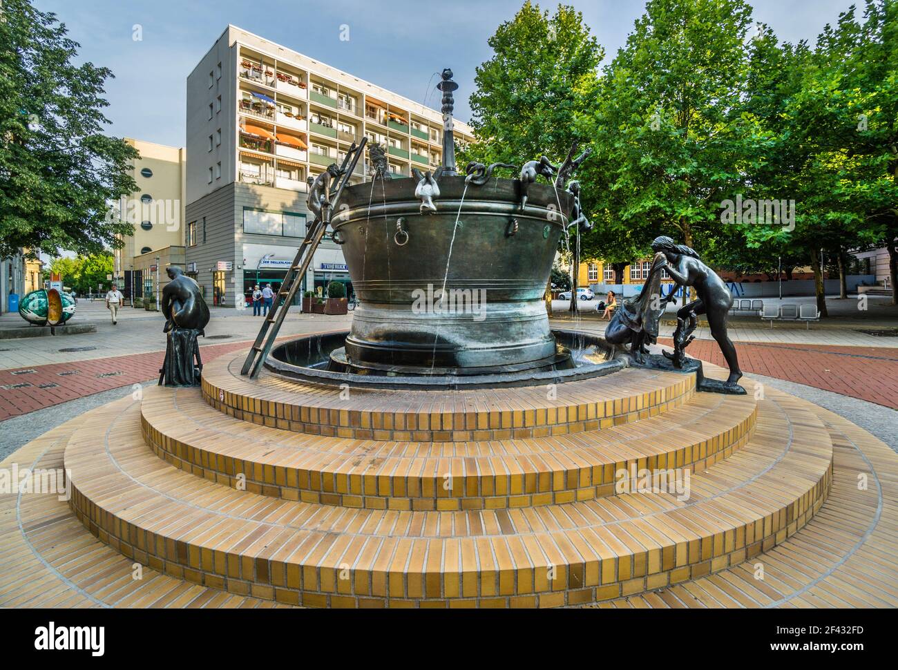 Il Faunbrunnen, conosciuto anche come Faunenbrunnen, è una fontana a Leiterstraße, nel centro storico di Magdeburgo, in Sassonia-Anhalt, Germania Foto Stock