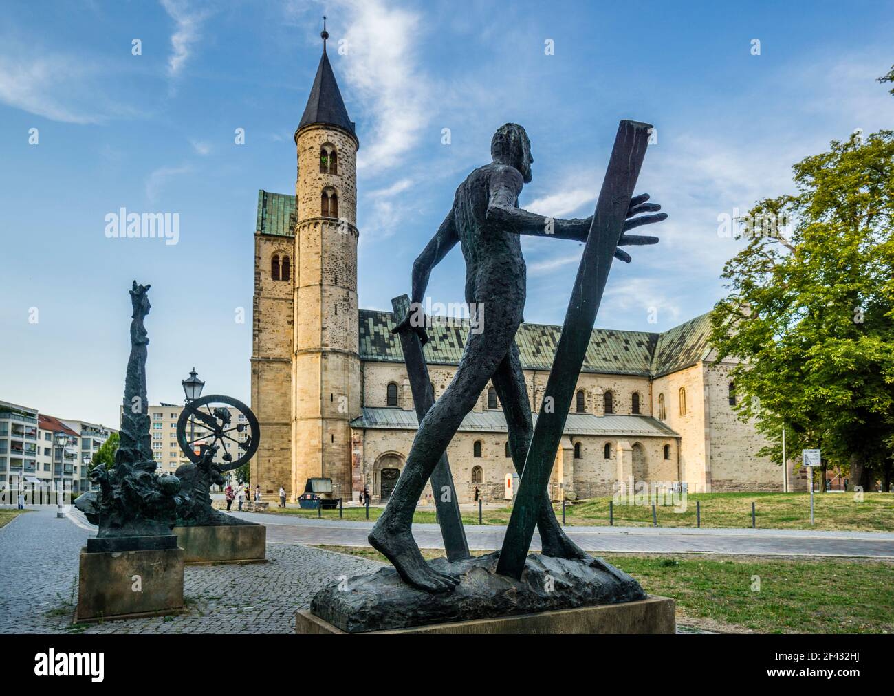 Gruppo scultoreo intitolato 'Space Time Matter' di Heinrich Apel al parco scultoreo di Magdeburg, sullo sfondo del romanico Klosterkirche, St. Mar Foto Stock