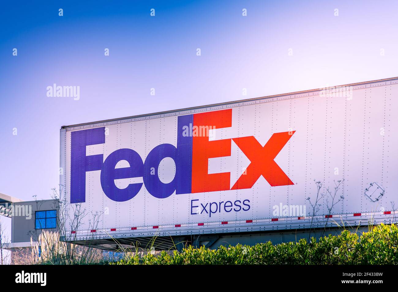South San Francisco, CA, USA - 24 febbraio 2021: Closeup di un container FedEx. FedEx Corporation è una società multinazionale americana di servizi di consegna Foto Stock