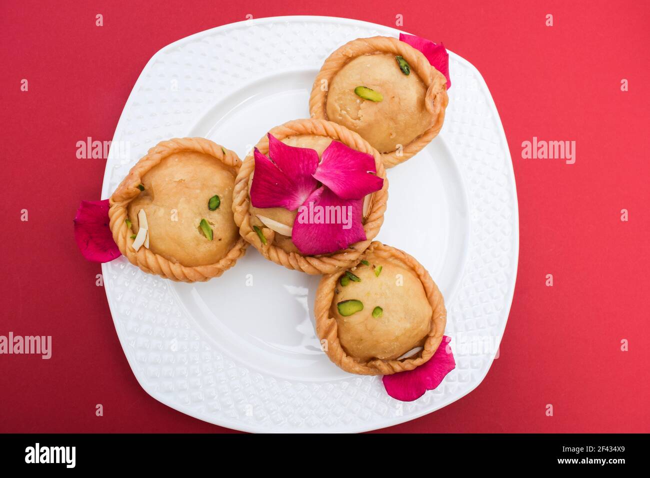 mithai indiano popolare o dolci conosciuti come chandrakal. Rotondo gnittling profondo cotto dolce mangiato durante i festival e le occassioni speciali come il festival holi Foto Stock