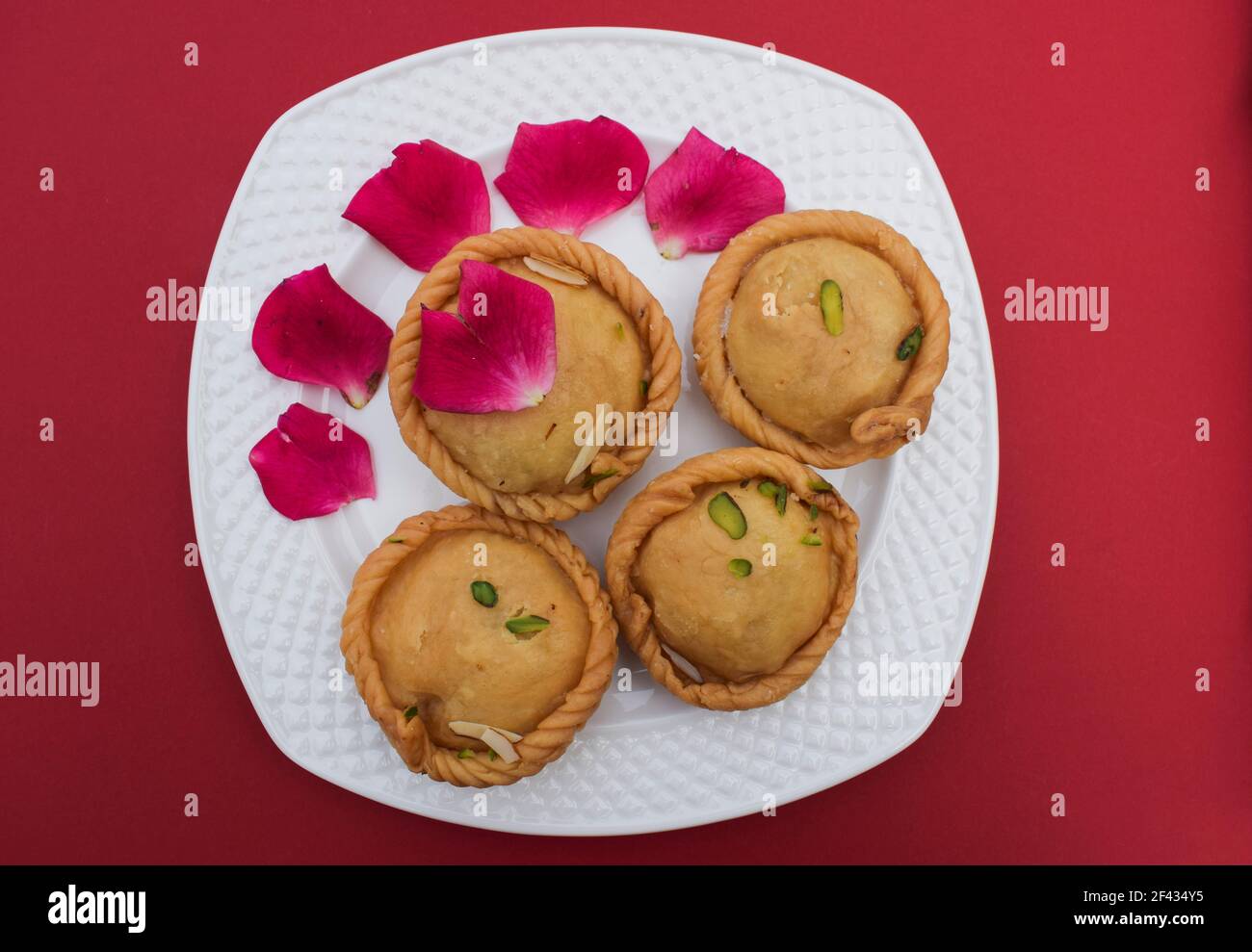 mithai indiano popolare o dolci conosciuti come chandrakal. Rotondo gnittling profondo cotto dolce mangiato durante i festival e le occassioni speciali come il festival holi Foto Stock