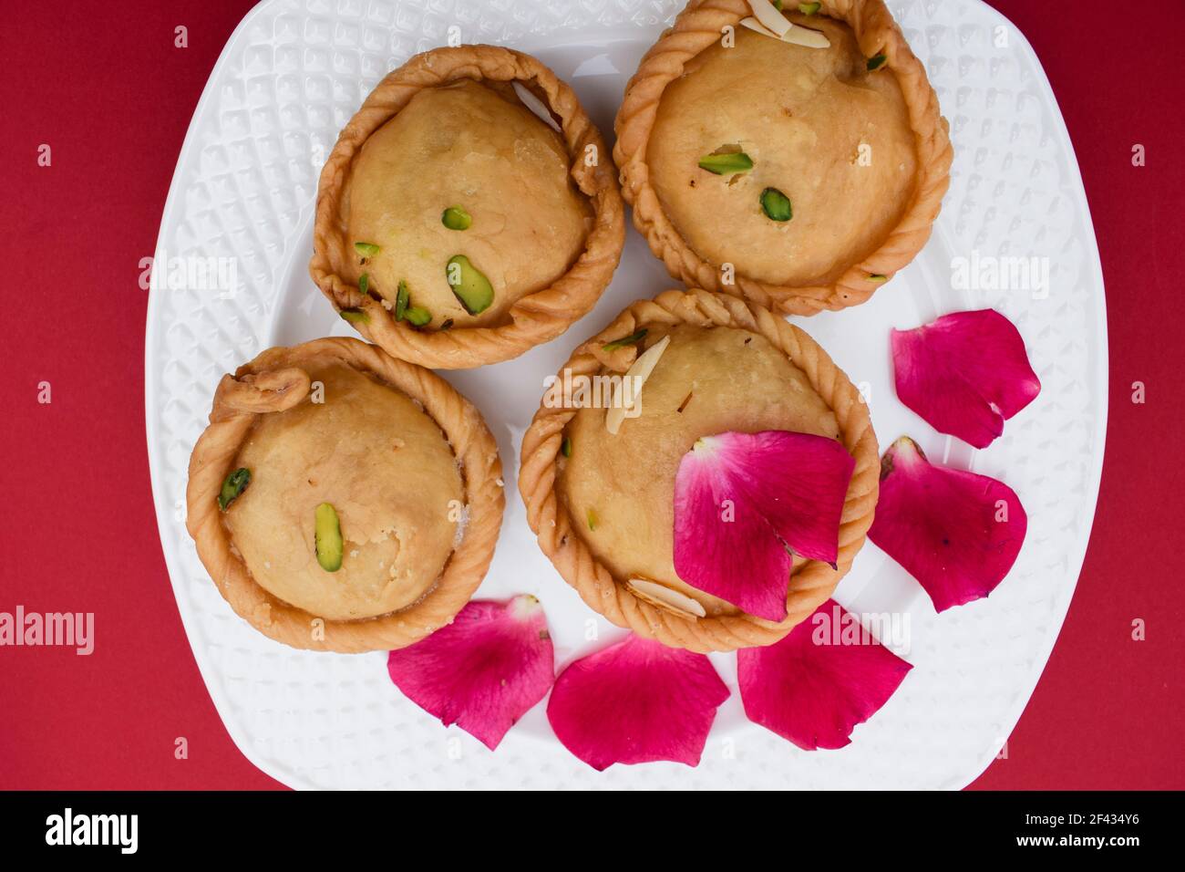 mithai indiano popolare o dolci conosciuti come chandrakal. Rotondo gnittling profondo cotto dolce mangiato durante i festival e le occassioni speciali come il festival holi Foto Stock