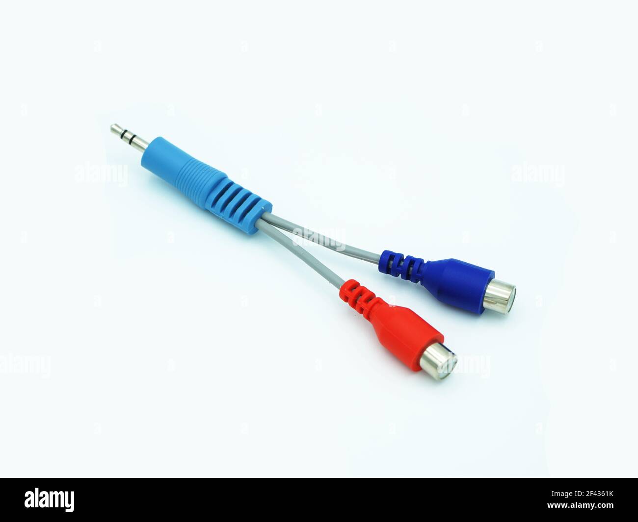 Adattatore audio stereo maschio-femmina RCA a due vie isolato su sfondo bianco, splitter Foto Stock