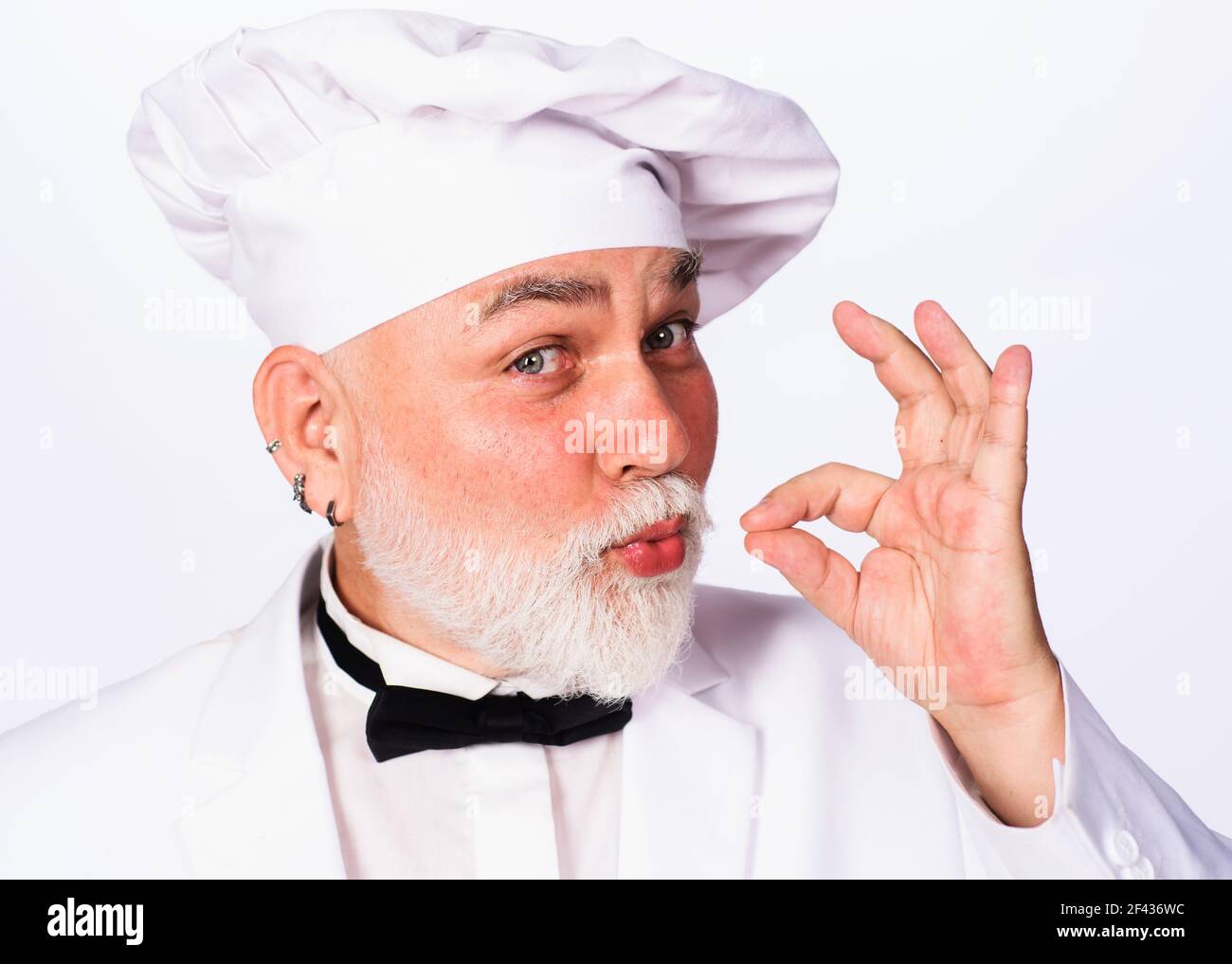 Chef professionista con ok segno. Cuocere o cuocere in uniforme con il segno perfetto. Foto Stock