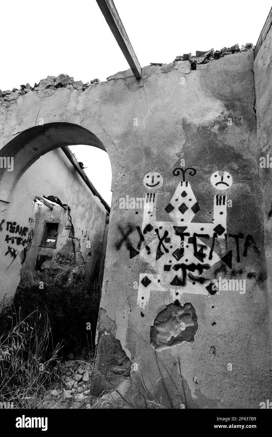 Alicante, Spagna - 18 marzo 2021: Casa abbandonata in campagna in Spagna. Graffiti sulla parete Foto Stock