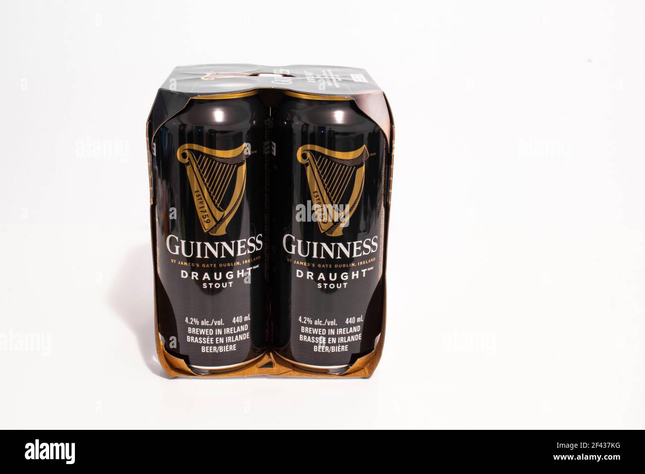 Calgary Alberta, Canada. 18 marzo 2021. Vista laterale di una confezione da quattro lattine di birra Guinness da 440 ml. Foto Stock