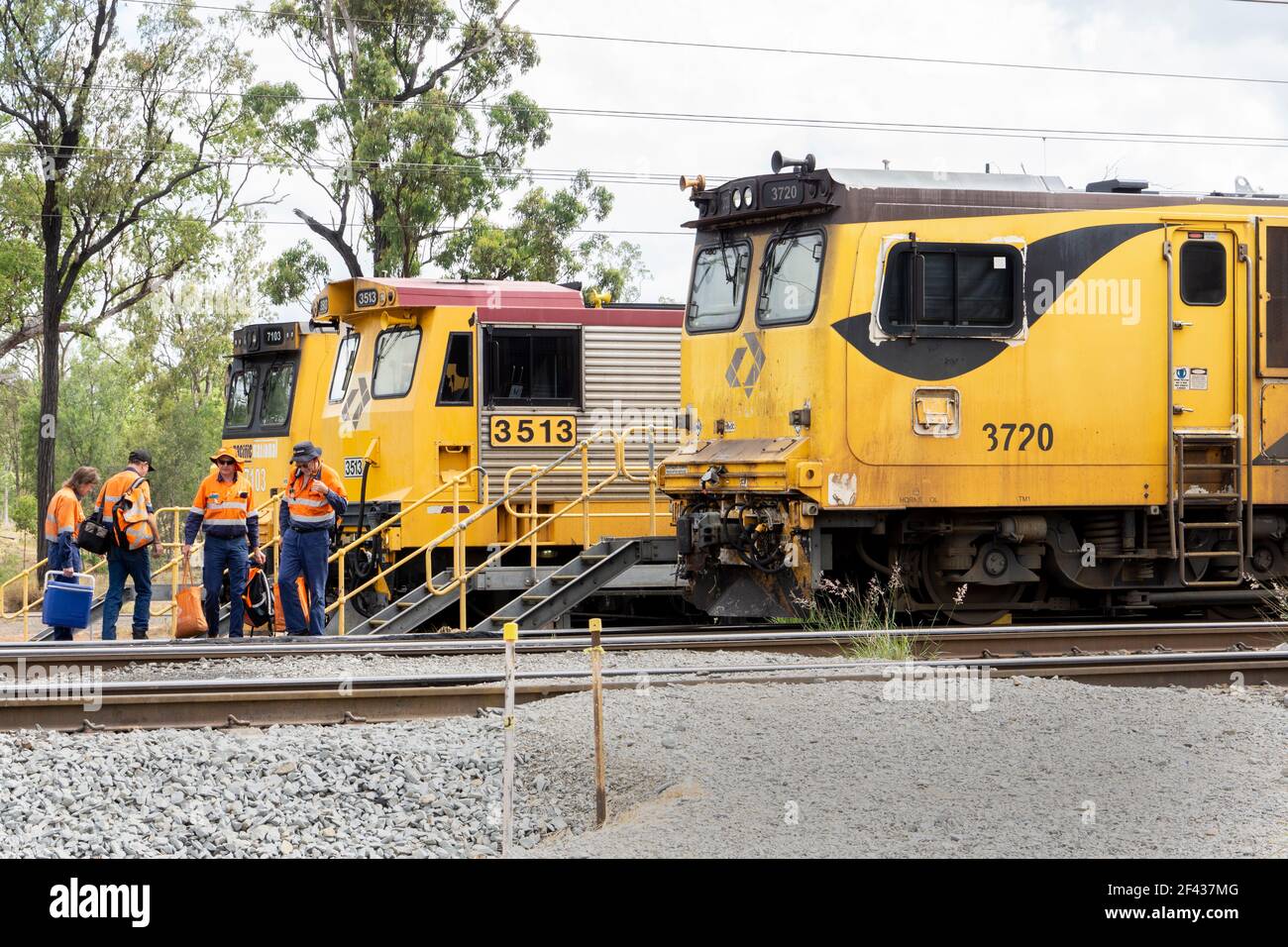 Cambio dell'equipaggio di guida dei motori elettrici del treno al deposito dei treni di carbone a Coppabella, Queensland, Australia, con tre treni e equipaggi in piedi. Foto Stock