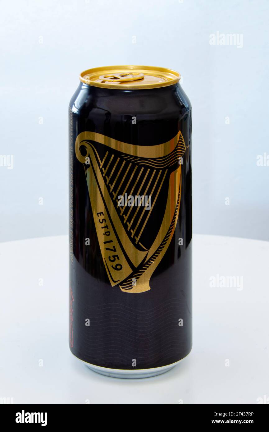 Calgary, Alberta, Canada. 12 marzo 2021. Una capsula di Guinness Beer con riempimento ad azoto che si presenta con bolle quando si apre l'anello di trazione Foto Stock