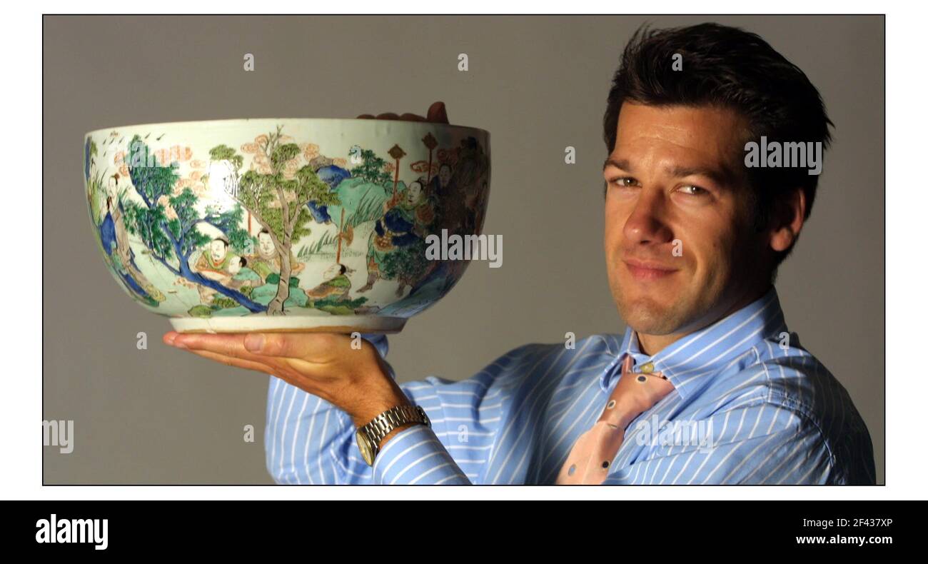 John Axford...responsabile del reparto Ceramica e Orientale, Woolley e Wallis Salisbury sale con una grande famille cinese verte Bowl, Kangxi periodo 1662-1722, rotto a metà e rivettato, che è in vendita il mer.3rd settembre, est 1500-2500, ma potrebbe fare 5000.Pic David Sandison 12/8/2003 Foto Stock