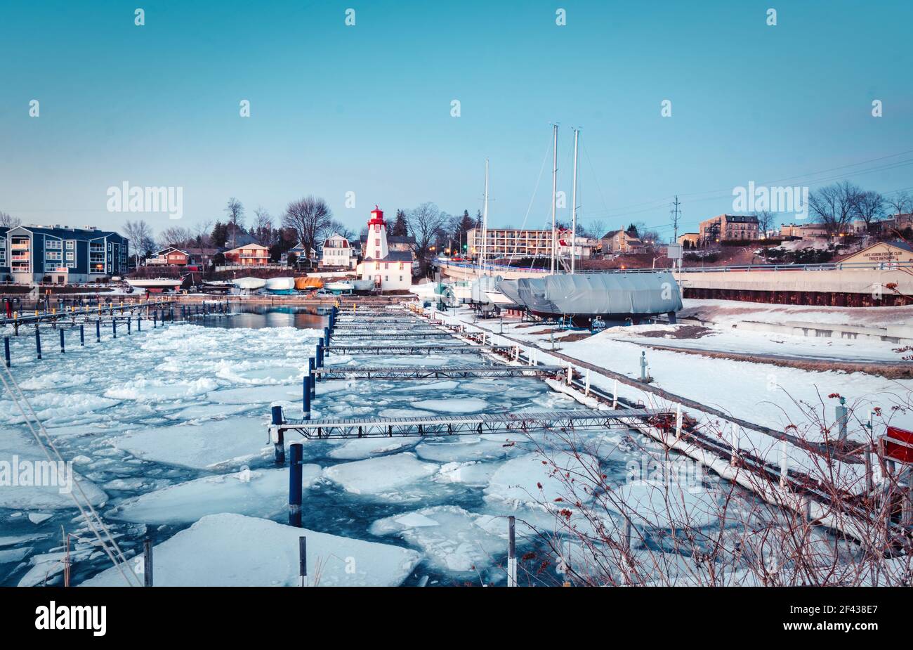 Il faro di Kincardine, costruito nel 1881, è un museo, con porticciolo e yacht nel porto in inverno Foto Stock