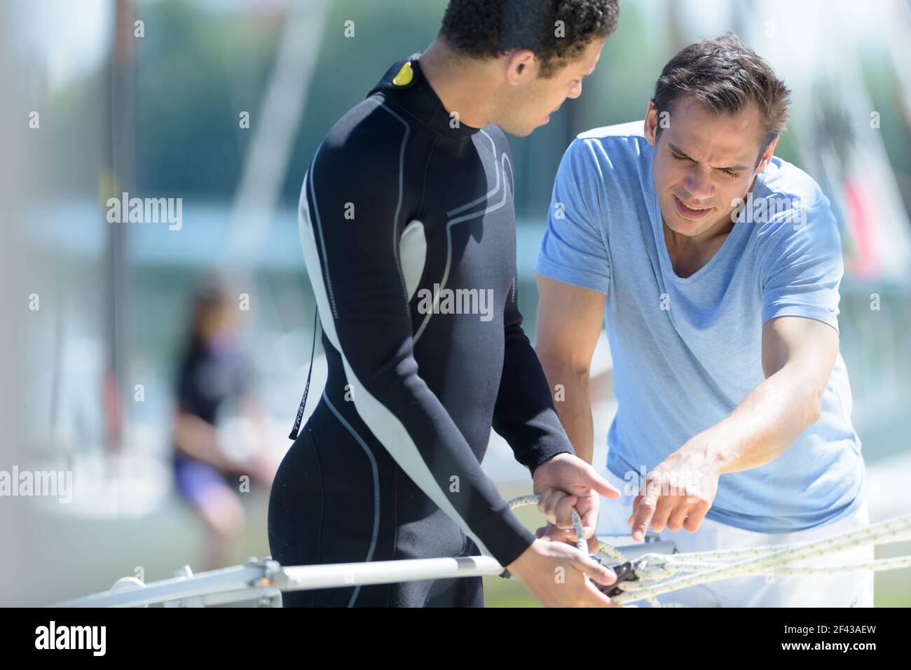 un giovane windsurfer è pronto a navigare Foto Stock