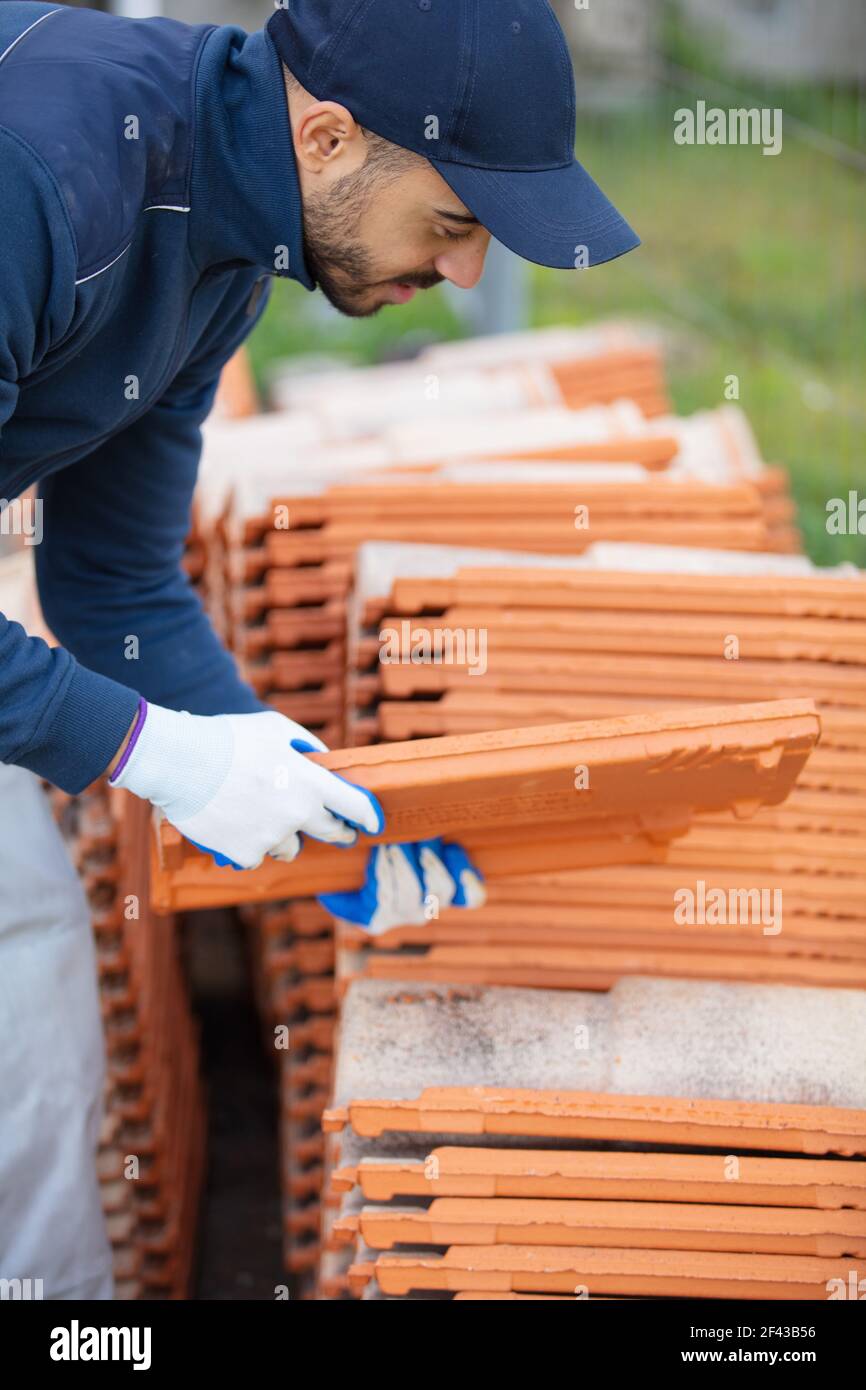 lavoratore industriale muratore che installa muratura del mattone Foto Stock