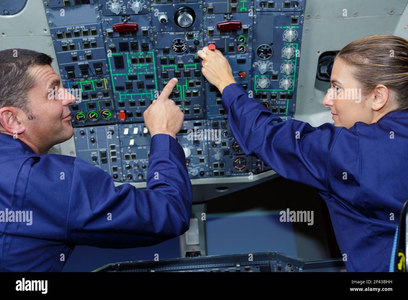 Piloti all'interno della cabina di pilotaggio dell'elicottero immagini