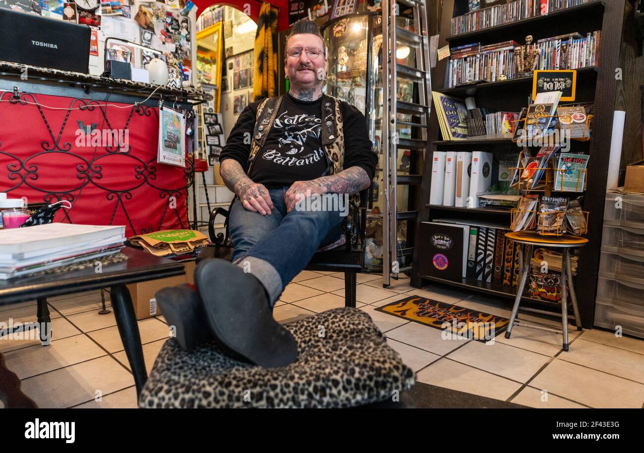 17 marzo 2021, bassa Sassonia, Lüneburg: Dirk Sauer, artista del tatuaggio siede nel suo negozio. La richiesta di clienti regolari è elevata dopo quattro mesi di pausa forzata, solo un potenziale cliente alla volta può entrare nel piccolo negozio di 40 metri quadrati. Foto: Philipp Schulze/dpa Foto Stock