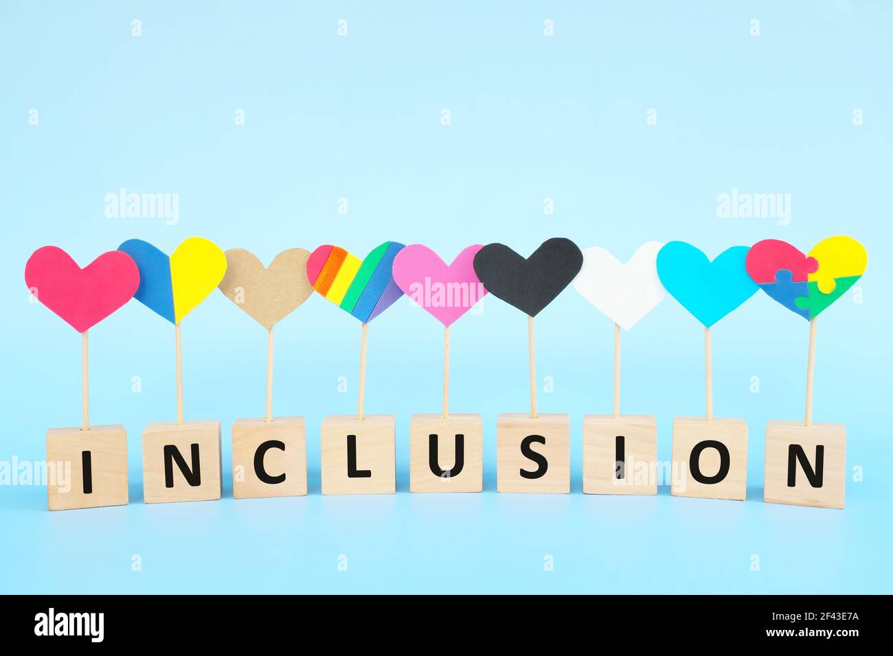 Cultura, razza, genere, età e uguaglianza generale, concetto di inclusione, amore e diversità. Icone a forma di cuore multicolore su sfondo blu. Foto Stock