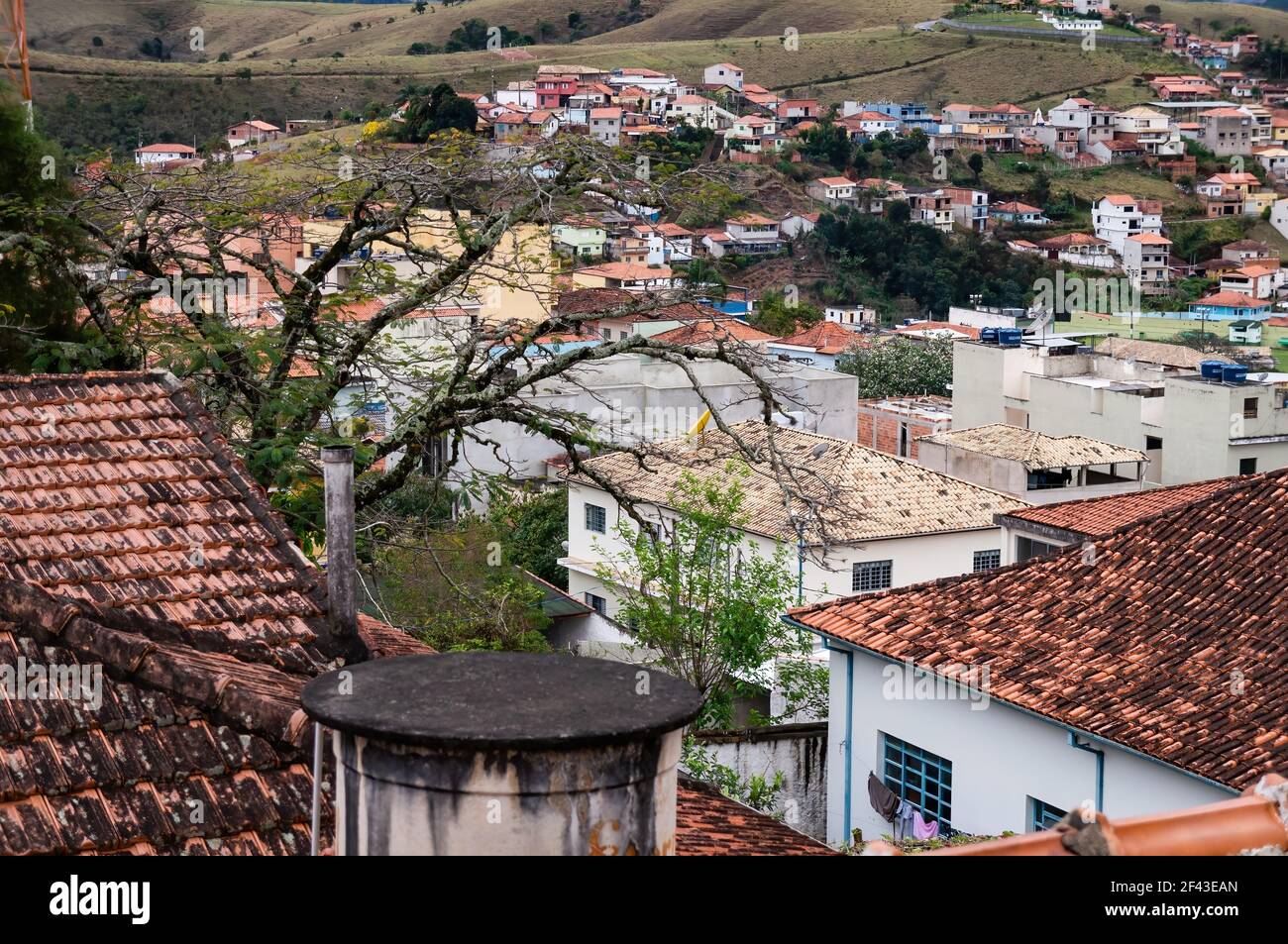 Case situate in una zona residenziale montagnosa del comune di Cunha al mattino presto e sotto il tempo sovrastato. Foto Stock