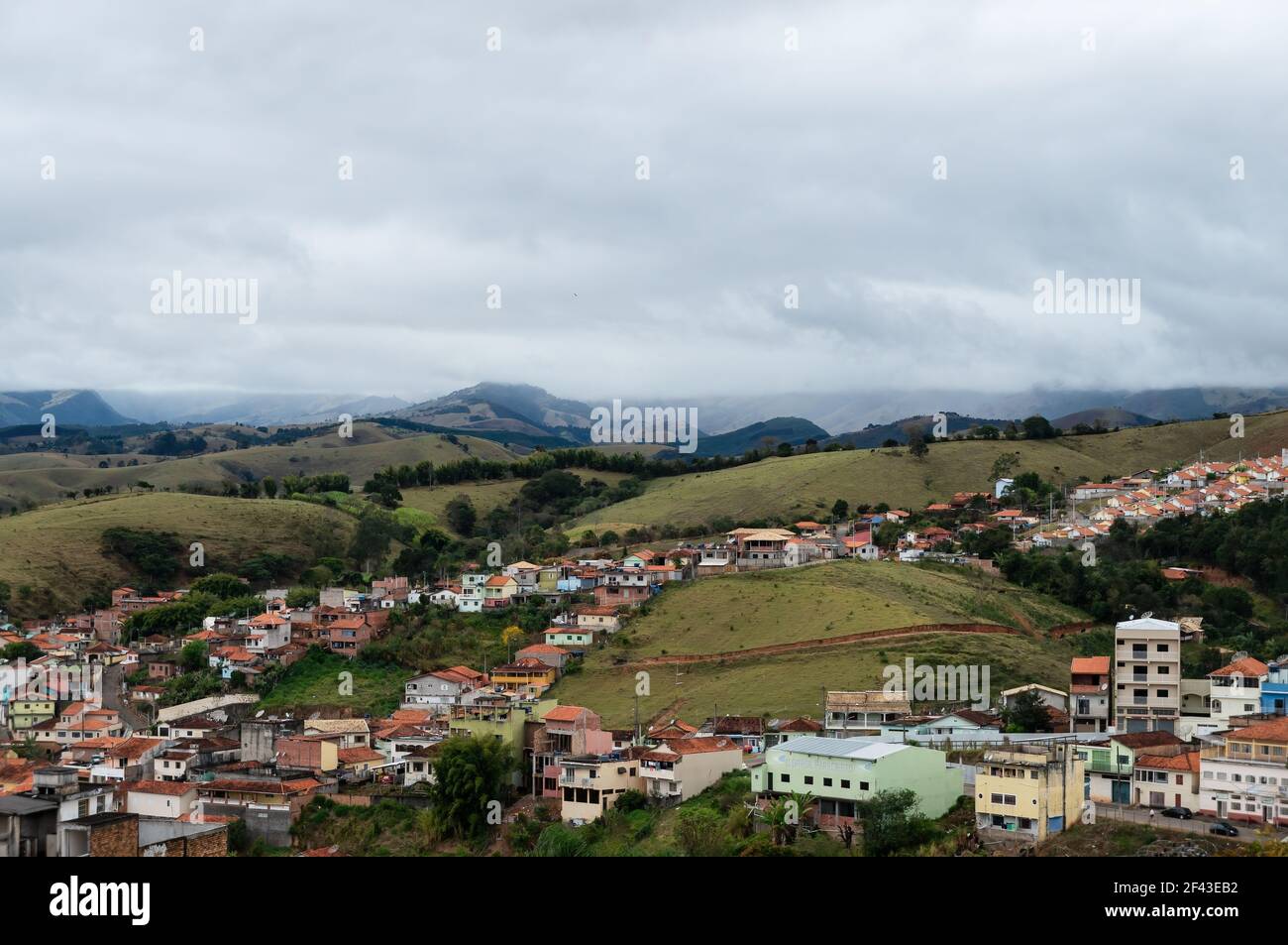 Vista a nord-est di una zona residenziale sul lato collinare del comune di Cunha in prima mattina e sotto il cielo sovrastato. Foto Stock