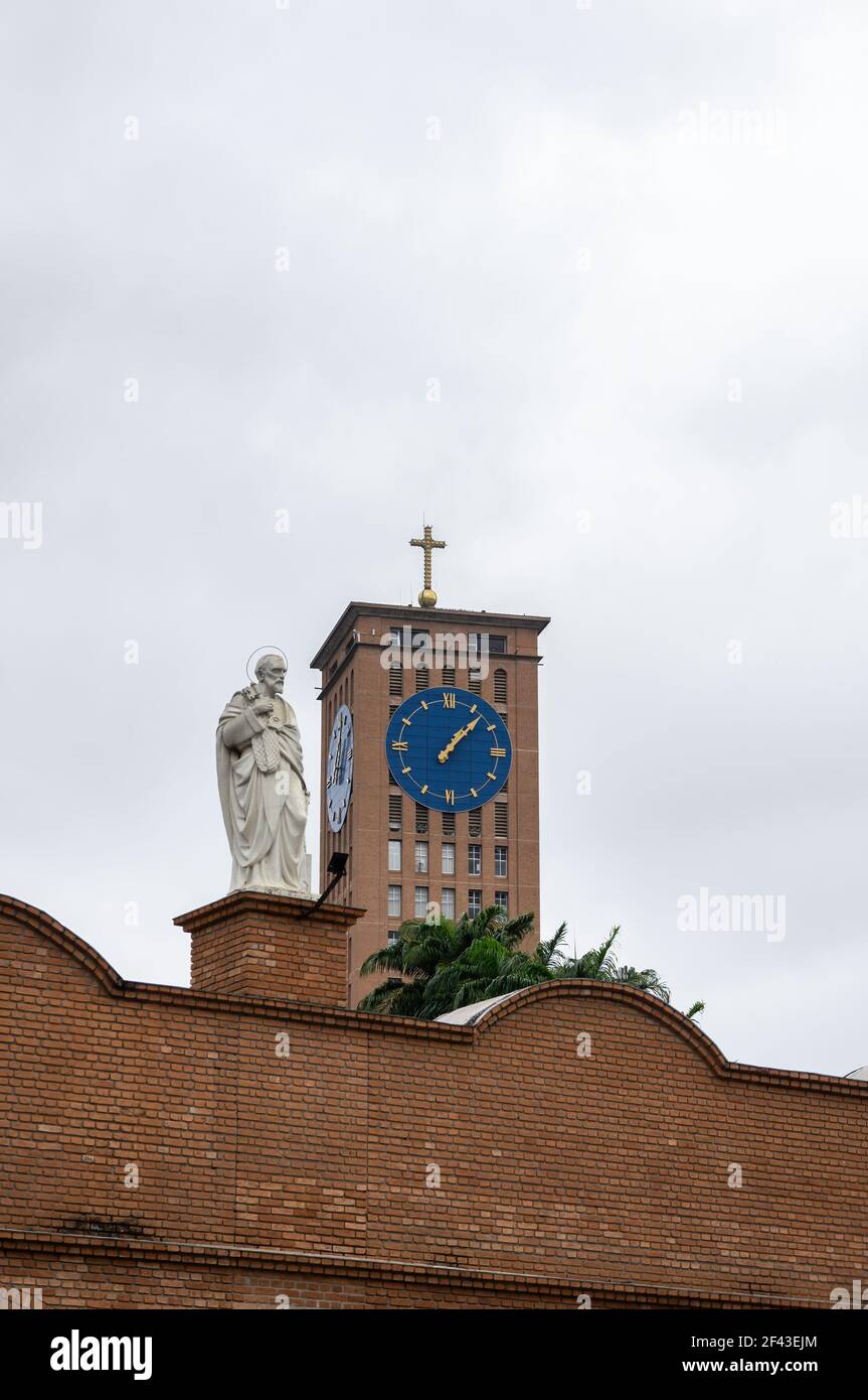 Torre dell'orologio dalla Basilica di nostra Signora di Aparecida visto dal lato nord cancello d'ingresso al viale Papa Joao Paulo II sotto il cielo sovrastato. Foto Stock